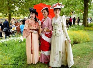 à gauche une "dîneuse chez Proust": Christine Hauteclaire
