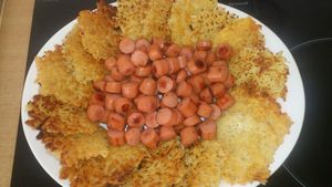 Galettes de riz au gruyère et knacks sautés