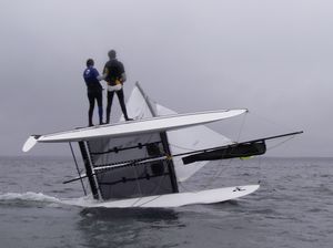 Un catamaran encalminé