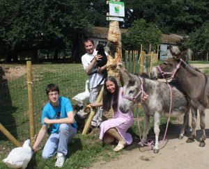 Les enfants valides et handicapés à la ferme, le paradis des animaux