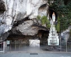 DES HOMMES SANS CULTURE MAIS PLEINS D'ASSURANCE. Eucharistie à la grotte de Lourdes, avec les pèlerins de Charente, le 10 avril 2015