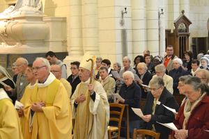 LA VIE CONSACRÉE PARMI NOUS : SIMPLE ET FÉCONDE. Messe à la cathédrale pour l'année de la vie consacrée, le 17 mai 2015