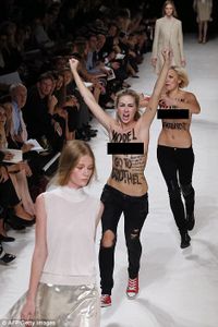 Deux Femen perturbent le défilé Nina Ricci