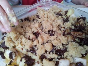 Crumble végétalien pommes-poires-choco