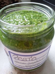 Pesto de fanes de radis et sésame.