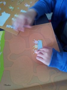 Jouer et découvrir# 15 – Activités de Pâques avec les autocollants Usborne.