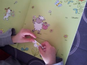 Jouer et découvrir# 15 – Activités de Pâques avec les autocollants Usborne.