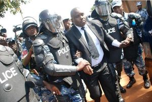 Dans la dictature ougandaise, on destitue le maire de Kampala et on arrête les journalistes couvrant les faits