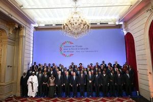 Hollande encense Mandela au sommet Afrique-France pendant que Zuma dénonce un sommet visant au "renforcement du pillage des ressources de l'Afrique"