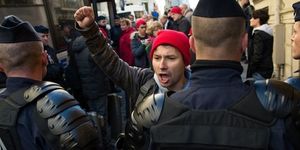 Police politique en France : le leader des anti-Hollande arrêté pour cause de Quenelle (Le Figaro)
