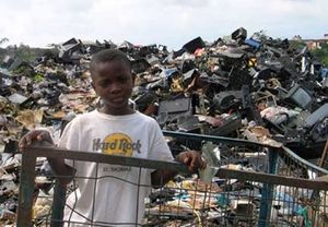 Comment l'Europe fait passer ses déchets pour des dons « humanitaires » (Bastamag)