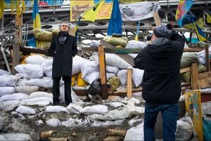 BHL prend la pose sur des barricades en Ukraine