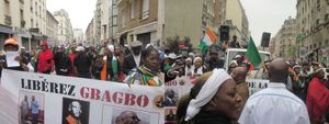 Commémoration de la guerre de mars-avril 2011 en Côte d'Ivoire: des milliers d'ivoiriens "investissent" le QG de Nicolas Sarkozy.
