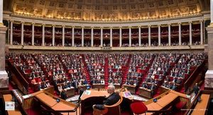 Déportation. L'Assemblée reconnaît la responsabilité de l’Etat dans l'exil forcé d'enfants réunionnais (Le Monde)