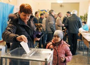 La population de la péninsule ukrainienne se déplace en nombre pour voter pour le rattachement à la Russie, un référendum illégal selon l'Occident. (Libération)