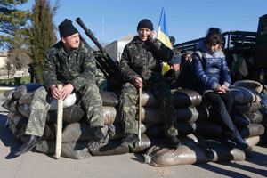 En Crimée, les bases militaires ukrainiennes prises d'assaut (Le Monde)