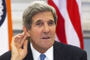 John Kerry parle aux oreilles de votre journal