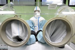 La mystérieuse disparition de 2 349 tubes contenant du virus SRAS (Le Monde)