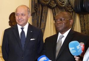 L'enterrement françafricain de première classe de l'Angolagate. Hollande et Fabius reçoivent le dictateur Dos Santos à l'Elysée