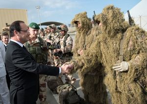 François Hollande et l’armée française continuent de défiler en Afrique (Survie)