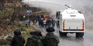 L'« eau sale », arme antiémeute et punition collective en Israël (Le Monde)