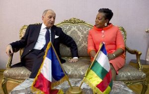 CENTRAFRIQUE : LAURENT FABIUS FAIT LES AFFAIRES PENDANT QUE LES CENTRAFRICAINS MEURENT (Centrafrique Libre)