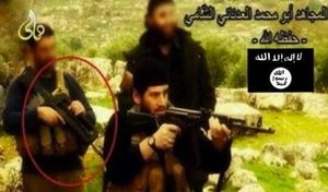 Sur cette photographie diffusée par l’Émirat islamique, on voit un de ses combattants armé d’un Famas français alors que Paris nie tout contact avec cette organisation. En réalité, la France a armé l’Armée syrienne libre avec instruction de reverser les deux-tiers de son matériel au Front Al-Nosra (c’est-à-dire à Al-Qaïda en Syrie), ainsi que l’atteste un document fourni par la Syrie au Conseil de sécurité de l’Onu. Par la suite plusieurs unités d’Al-Nosra se sont ralliées avec leurs armes à l’Émirat islamique. En outre, contrairement aux déclarations officielles, le commandant de l’Émirat islamique, l’actuel calife Ibrahim, cumulait ses fonctions avec celles de membre de l’état-major de l’Armée syrienne libre.