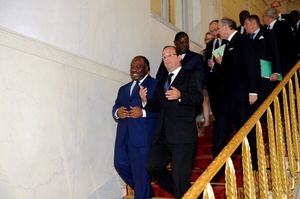 Hollande, Fabius et le dictateur françafricain Bongo