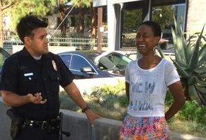 Daniele Watts, menottée et en pleurs, face à un policier