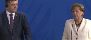 Le président de l’Ukraine, Petro Porochenko, et la Chancelière Angela Merkel lors d’une conférence de presse en commun / Photo: GEOLITICO