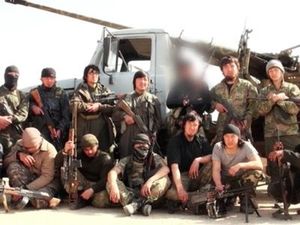 Abou Anisah al-Khazakhi, premier jihadiste chinois de l’« Émirat islamique » mort au combat (au centre de la photo) n’était pas Ouïghour, mais Kazakh.