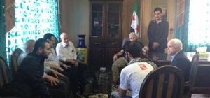 Sur cette photographie, diffusée en mai 2013 pour attester de sa rencontre avec l’état-major de l’Armée syrienne libre, on voit le sénateur McCain discuter avec un individu aux multiples identités : il est recherché par le département d’État des États-Unis sous le nom d’Abu Du’a, par les Nations unies sous le nom d’Ibrahim el-Baghdadi, et appartient à l’état-major de l’ASL sous le nom d’Abou Youssef.
