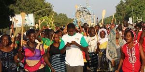 Plusieurs centaines de milliers de Burkinabès - un million selon les organisateurs - sont descendus dans les rues d'Ouagadougou mardi 28 octobre pour protestercontre la décision du gouvernement de procéder à une modification de la Constitution qui permettrait au président Blaise Compaoré, au pouvoir depuis 27 ans, de briguer un cinquième mandat en 2015.