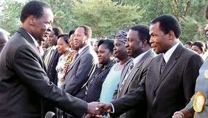 Le dictateur françafricain Blaise Compaoré est en fuite, son frère François Compaoré a été arrêté à l'aéroport.