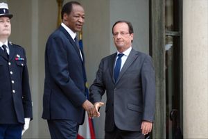 Burkina Faso. Après 72h de silence radio, François Hollande sort de son étrange torpeur et demande "un transfert rapide du pouvoir aux civils". Il confirme aussi avoir favorisé l'exfiltration du dictateur Compaoré