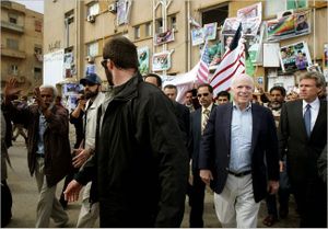 Le Sénateur John McCain, Président de la filiale de la Fondation, l’Institut Républicain, dans les rues de la capitale Benghazi, au côté de l’ambassadeur Christopher Stevens, qui sera tué par les terroristes que lui-même et McCain ont armé.
