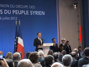 Le 6 juillet 2012, le président François Hollande recevait 120 États et organisations internationales pour relancer la guerre contre la République arabe syrienne à l’occasion de la conférence internationale des « Amis du peuple syrien ». Il fit applaudir Abou Saleh que l’on voit ici, seule personnalité assise à la tribune. Ce jeune homme avait mis en scène l’égorgement public de plus de 150 Syriens par l’Émirat islamique de Baba Amr, une « zone libérée » par les « modérés » de l’Armée syrienne libre.