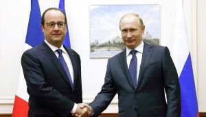 François Hollande et Vladimir Poutine à l'aéroport gouvernemental Vnoukovo-2 de Moscou