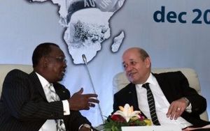 Tchad/France: le ministre de la Défense français, Le Drian, et le dictateur Déby convolent en justes noces (LDC)