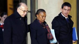 Le ministre de l'Intérieur Bernard Cazeneuve, la ministre de la Justice Christiane Taubira et le Premier ministre Manuel Valls à la sortie du palais de l'Elysée, le 9 janvier 2015. (PATRICK KOVARIK / AFP)