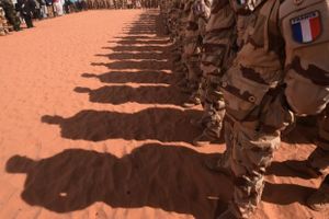 Alors que les Tebu et les Touareg se battent pour contrôler la région de Sharara riche en pétrole, l'armée française construit des bases au Niger à la frontière libyenne voisine