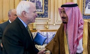 John Mc Cain a conduit une délégation de sénateurs US en tournée pour former les rebelles syriens (The Guardian)