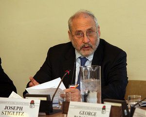Joseph Stiglitz montre qu’une suspension du paiement de la dette peut être bénéfique pour un pays et sa population (CADTM)