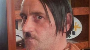 Le fondateur de PEGIDA démissionne après que des photos de lui en Adolf Hitler aient été publiées par le journal Bild
