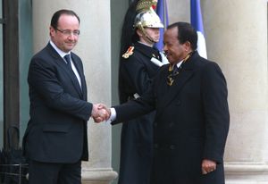 Le "chef de guerre" Hollande accueille le dictateur françafricain Paul Biya sur le perron de l'Elysée.