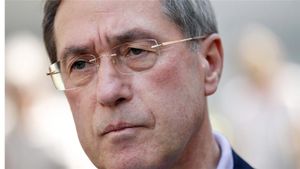 L'ex-ministre de l'intérieur français a été mis en garde à vue au sujet des allégations de financement de la campagne électorale de Sarkozy par Kadhafi (Al-Jazeera)