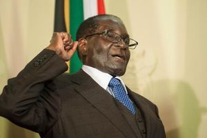 A Pretoria, le président de l'Union africaine, Mugabe, dénonce les coups d'Etat organisés par la France et déclare que "l'Afrique n'est indépendante qu'à moitié"