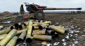 Selon le porte-parole d'un groupe de militants, le bombardement d'un village de l'est de l'Ukraine se poursuit (Sputniknews)
