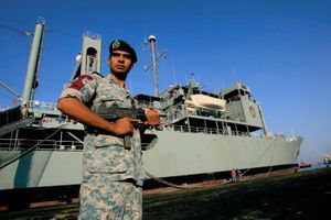 Pendant que les Etats-Unis renforcent leur soutien aux bombardements saoudiens, l'Iran envoie une armada de navires vers le Yémen. Risque d'embrasement du conflit entre l'Iran et l'Arabie Saoudite.