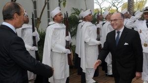 Poignée de main entre le ministre de l'intérier français, Bernard Cazeneuve, et Abdellatif Hammouchi, chef du contre-espionnage français, mis en cause pour torture